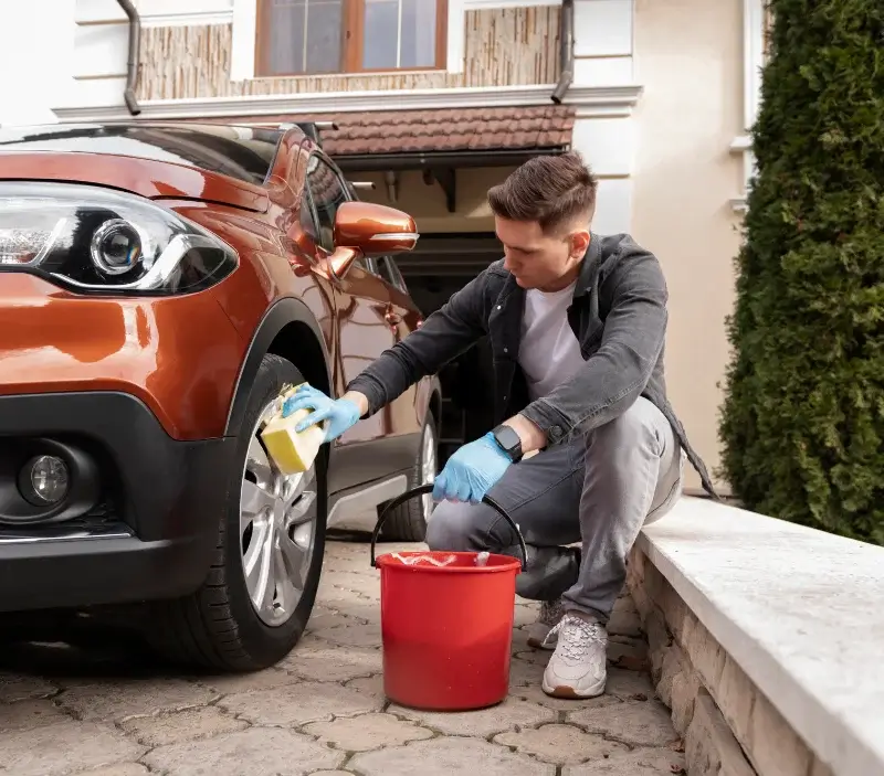 Lavage auto à domicile Cherbourg-en-Cotentin : professionnel intervenant sur un véhicule